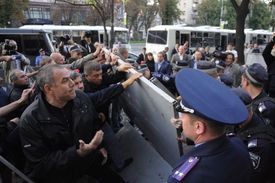 Příznivci expremiérky před soudem. Policie zatím nezasahuje.