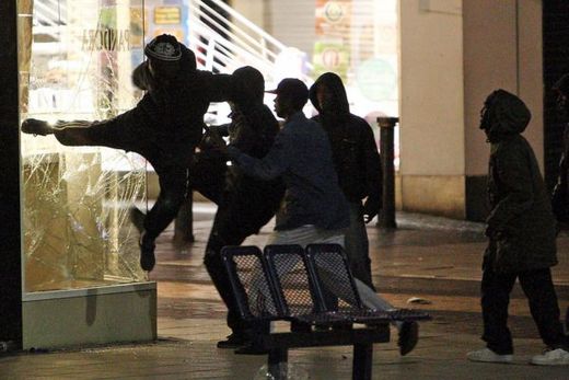 Výtržníci v Birminghamu demolovali obchody. Výtržníci v Birminghamu demolovali obchody.