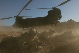 Ani helikoptéry chinook nejsou nezničitelné (ilustrační foto).