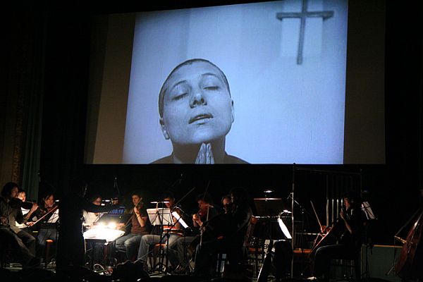 Orchestr BERG doprovází film Utrpení Panny orleánské. Orchestr BERG doprovází film Utrpení Panny orleánské.