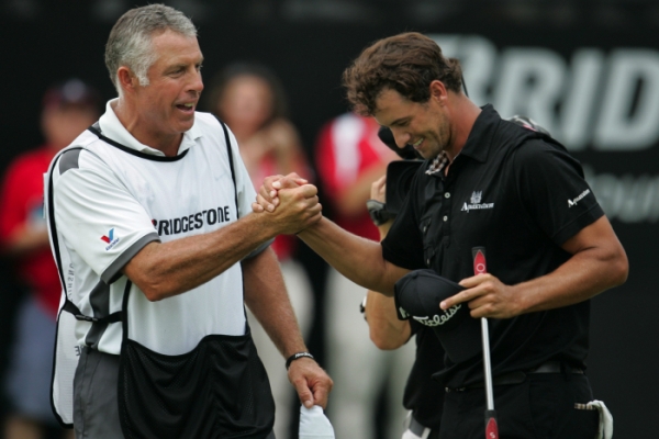 Bývalý Woodsův caddie Williams (vlevo) asistoval u vítězství Australanu Scottovi.