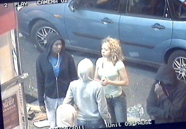 Záběr bezpečnostní kamery. Policie chce znát identitu dvou podezřelých žen v Croydonu, pondělí, 22.42 hodin.