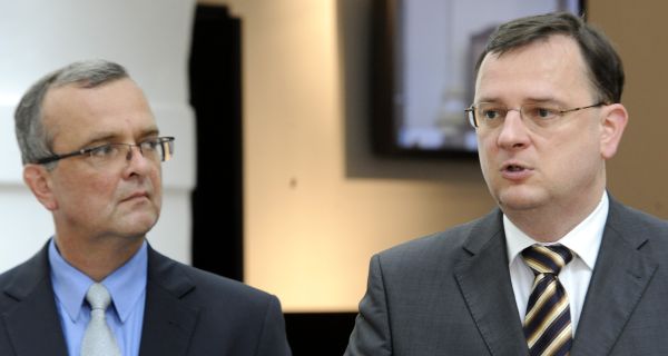 Miroslav Kalousek odepisuje na e-maily málo, Petr Nečas vůbec.