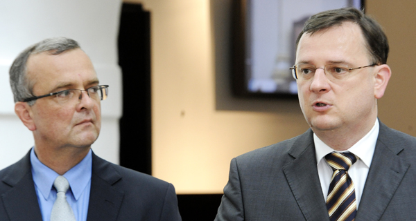 Ministr financí Miroslav Kalousek (vlevo) a premiér Petr Nečas.
