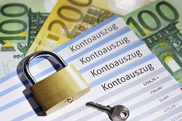 Švýcarsko se s Německem dohodlo ve sporu o nezdaněné peníze Němců na anonymních účtech u švýcarských bank. 