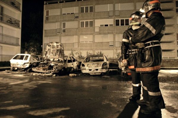 Francouzská sídliště hořela před šesti lety tři týdny. Přeskočí teď nová jiskra přes La Manche?