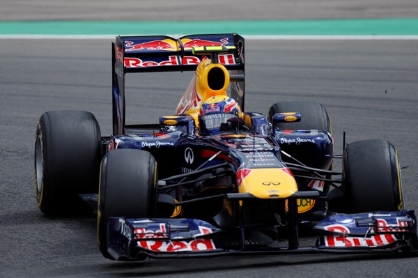Monopost Red Bull pilotovaný Markem Webberem. Monopost Red Bull pilotovaný Markem Webberem.