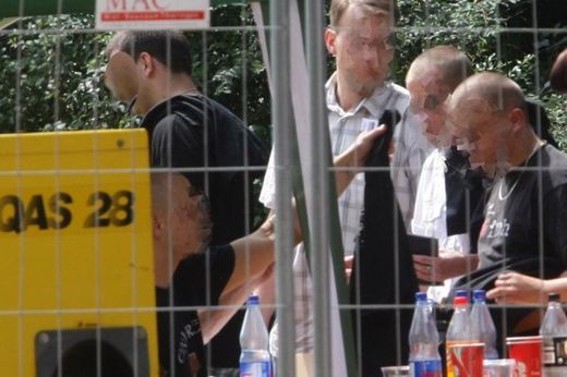 Trička na koncert věnoval falešný anonymní sponzor.