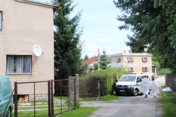 Okno se satelitem patří k pokoji, ve kterém byli nalezeni dva zavraždění lidé.