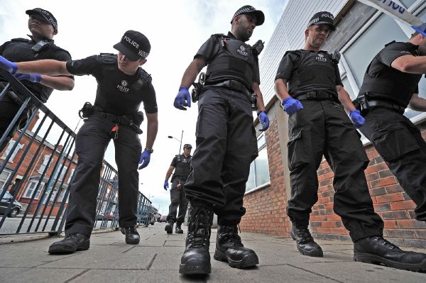 Masivní přítomnost policie odrazuje chuligány od ničení a rabování. Masivní přítomnost policie odrazuje chuligány od ničení a rabování.