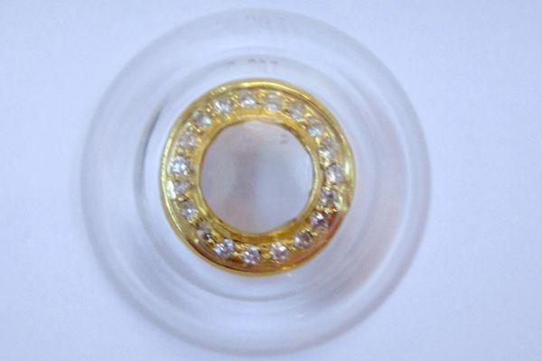 Každý pár obsahuje osmnáct diamantů a stojí v přepočtu čtvrt milionu korun.