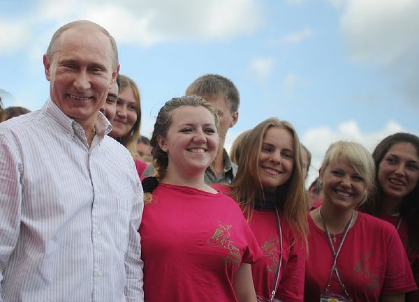 Premiér Putin s mládežníky, fanoušky Jednotného Ruska. Premiér Putin s mládežníky, fanoušky Jednotného Ruska.
