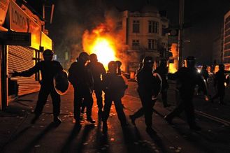 Policisté hlídkující na jihu Londýna.