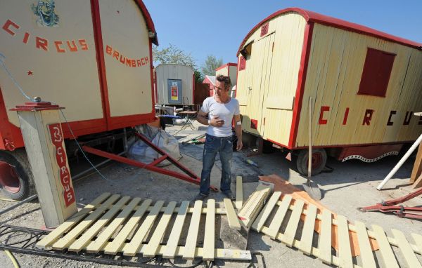 Šéf cirkusu Brumbach prohlíží spoušť po bitce s konkurencí.