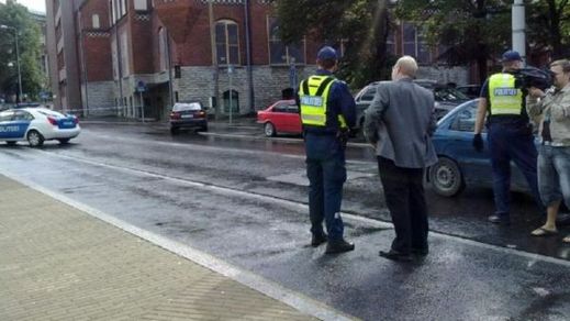 Před ministerstem obrany v Tallinu.