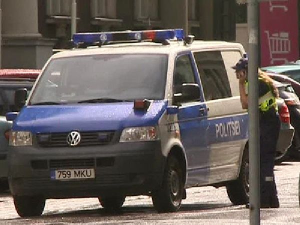 Budova ministerstva obklíčená estonskou policií.