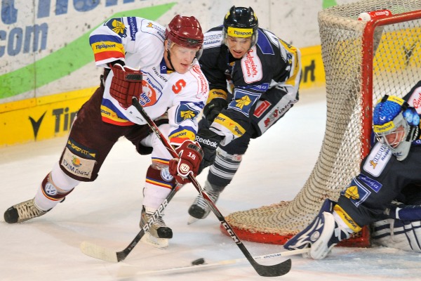Hokejista Sparty Miroslav Forman (vlevo) při přípravě na extraligu.
