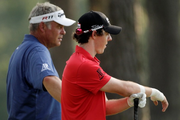 Zraněný Rory McIlroy (vpravo) s Darrenem Clarkem v 1. kole PGA Championship. Zraněný Rory McIlroy (vpravo) s Darrenem Clarkem v 1. kole PGA Championship.