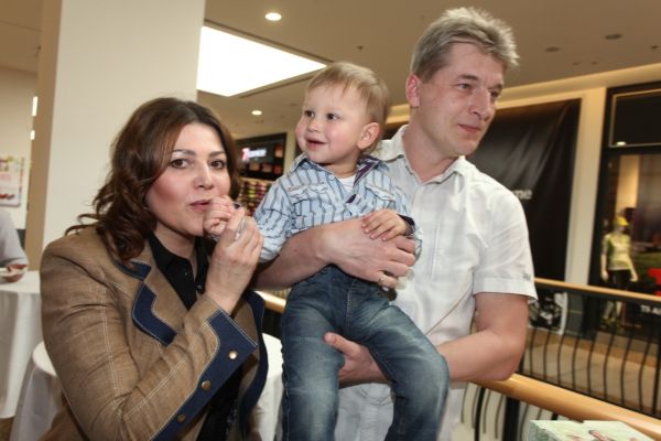 Ilona Csáková s rodinou.
