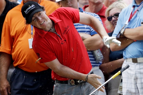 Rory McIlroy pouští hůl po osudném úderu, při kterém si zranil zápěstí. Rory McIlroy pouští hůl po osudném úderu, při kterém si zranil zápěstí.