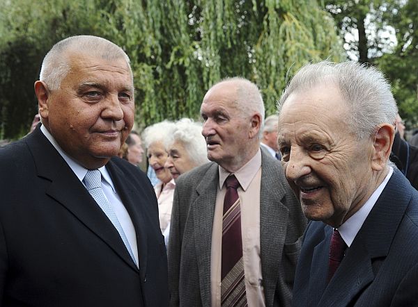 Bývalý generální tajemník ÚV KSČ Milouš Jakeš (vpravo) a bývalý šéf pražských komunistů Miroslav Štěpán (vlevo) se zúčastnili posledního rozloučení s herečkou Jiřinou Švorcovou. Bývalý generální tajemník ÚV KSČ Milouš Jakeš (vpravo) a bývalý šéf pražských komunistů Miroslav Štěpán (vlevo) se zúčastnili posledního rozloučení s herečkou Jiřinou Švorcovou.