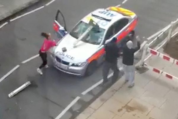 Chelsea Ivesová v růžovém demoluje policejní BMW. Když to viděli rodiče, hned ji udali.