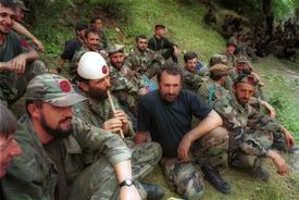 Povstalci UÇK se vzdali jednotkám NATO, 2001.