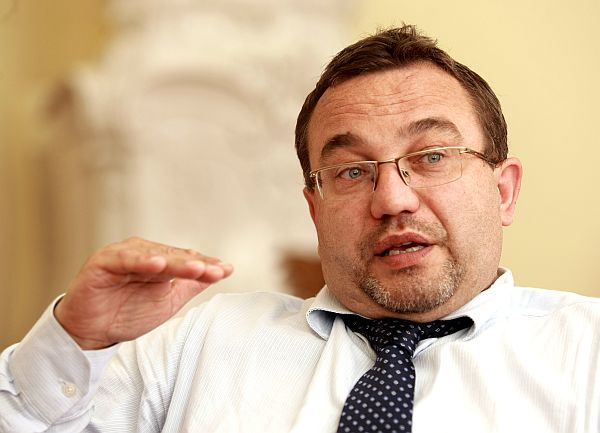 Ministr školství Josef Dobeš.