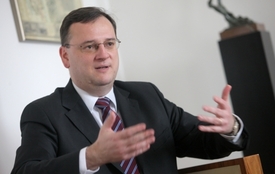 Premiér Petr Nečas účast na pohřbu nepotvrdil.