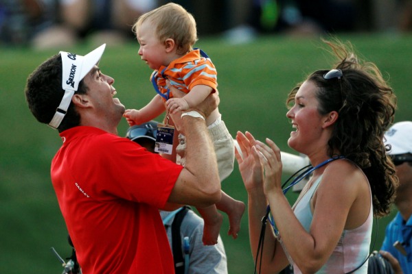 Keegan Bradley slaví triumf se svými blízkými.