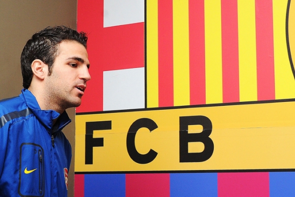 Cesc Fábregas je už hráčem Barcelony. Cesc Fábregas je už hráčem Barcelony.