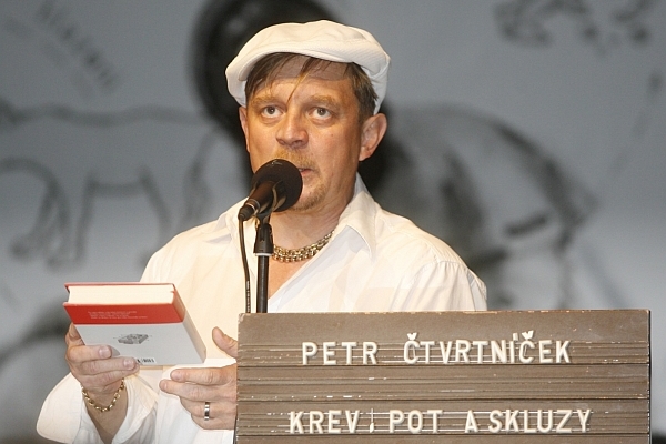 Petr Čtvrtníček při křtu své knihy Krev, pot a skluzy. Petr Čtvrtníček při křtu své knihy Krev, pot a skluzy.