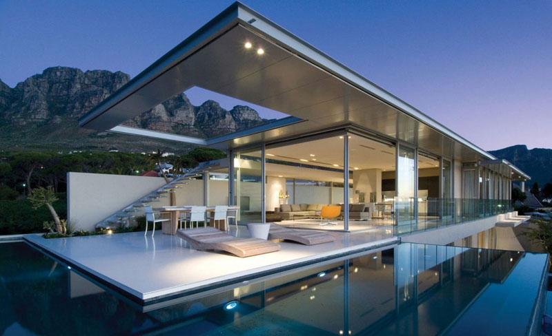 Úžasný architektonický počin stojí v Camps Bay v Jihoafrické republice a byl pojmenovám First Crescent House. Má minimalistický design založený na lineárním režimu a omezené paletě materiálů, ale konečný výsledek je ohromující. Úžasný architektonický počin stojí v Camps Bay v Jihoafrické republice a byl pojmenovám First Crescent House. Má minimalistický design založený na lineárním režimu a omezené paletě materiálů, ale konečný výsledek je ohromující.