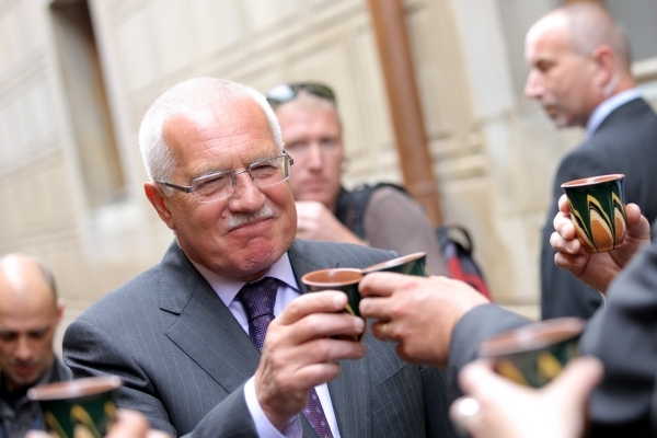Václav Klaus je ve svých názorech osamocený, tvrdí zahraniční deník.