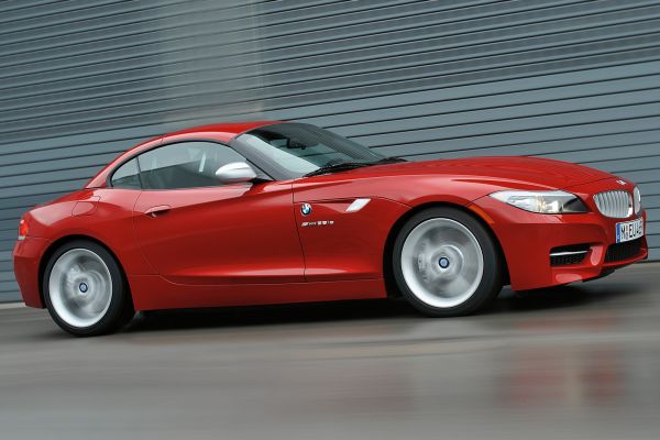 Dlouhá příď, kabina posunutá dozadu, neklamné známky BMW Z4. Dlouhá příď, kabina posunutá dozadu, neklamné známky BMW Z4.