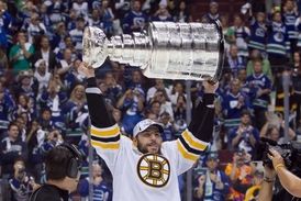 Milan Lucic pozvedl Stanley Cup poprvé nad hlavu ve svém rodném Vancouveru.