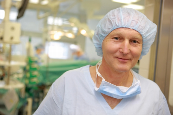 Jan Pirk vede Kardiocentrum a Kliniku kardiovaskulární chirurgie IKEM od devadesátých let.