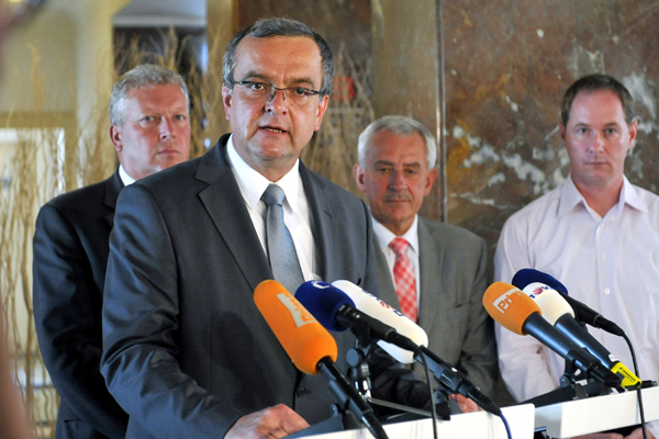 Miroslav Kalousek na dnešní tiskové konferenci vysvětloval postoj TOP 09.