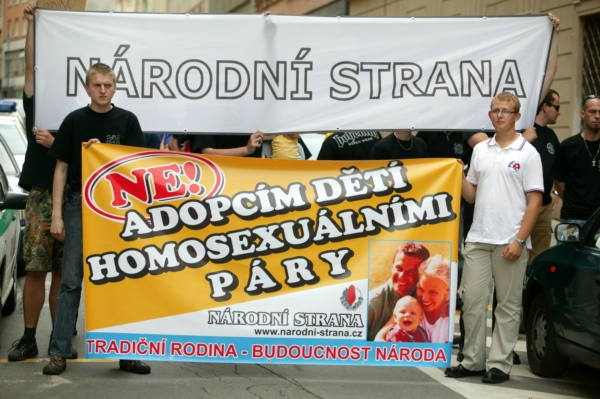 Národní strana při protestu proti brněnské Queer parade v roce 2008.