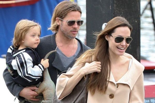 Brad Pitt a Angelina Jolie s rodinou. Brad Pitt a Angelina Jolie s rodinou.