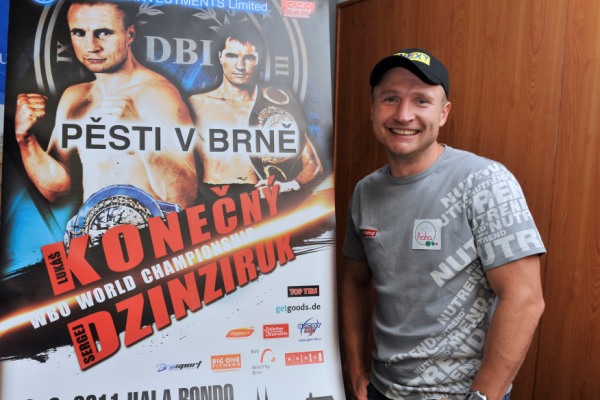 Lukáš Konečný u poutače na jeho zápas s Dzinzirukem. Lukáš Konečný u poutače na jeho zápas s Dzinzirukem.