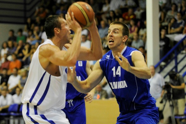 Český basketbalista Pavel Houška (vlevo) se může se spoluhráči radovat z výhry.
