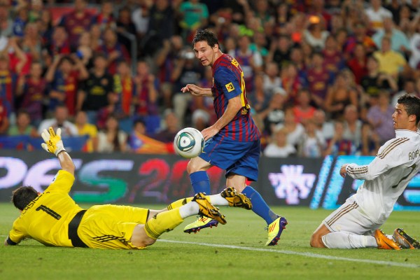 Lionel Messi překonává brankáře Realu Ikera Casillase. Lionel Messi překonává brankáře Realu Ikera Casillase.