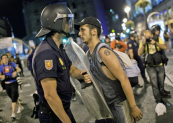Antipapeženci v akci v ulicích Madridu.
