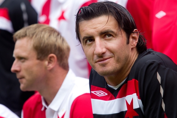 Brankář Slavie Kamil Čontofalský (vpravo).