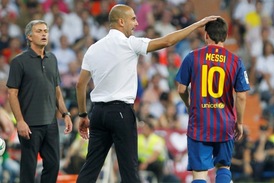 Kouč Barcelony Pep Guardiola chváli svou největší hvězdu Lionela Messiho, zatímco José Mourinho přihlíží opodál.