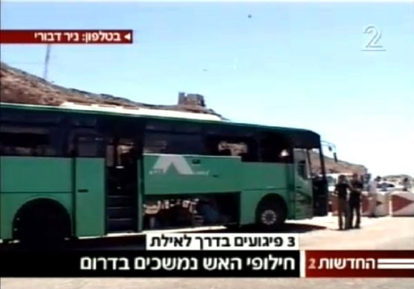 Napadený autobus na záběrech izraelské televize Channel 2.