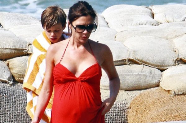 Victoria Beckhamová na pláži. Victoria Beckhamová na pláži.