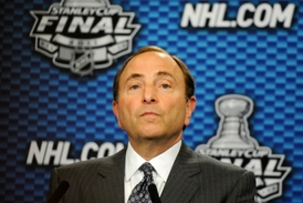 Komisionář NHL Gary Bettman chce zlepšit pomoc hráčům v nouzi.