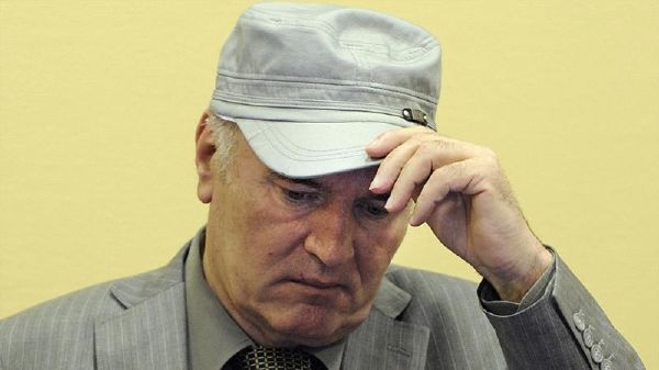 Mladič před soudem ICTY. Čepici si musel po nařízení soudcem sundat. Mladič před soudem ICTY. Čepici si musel po nařízení soudcem sundat.